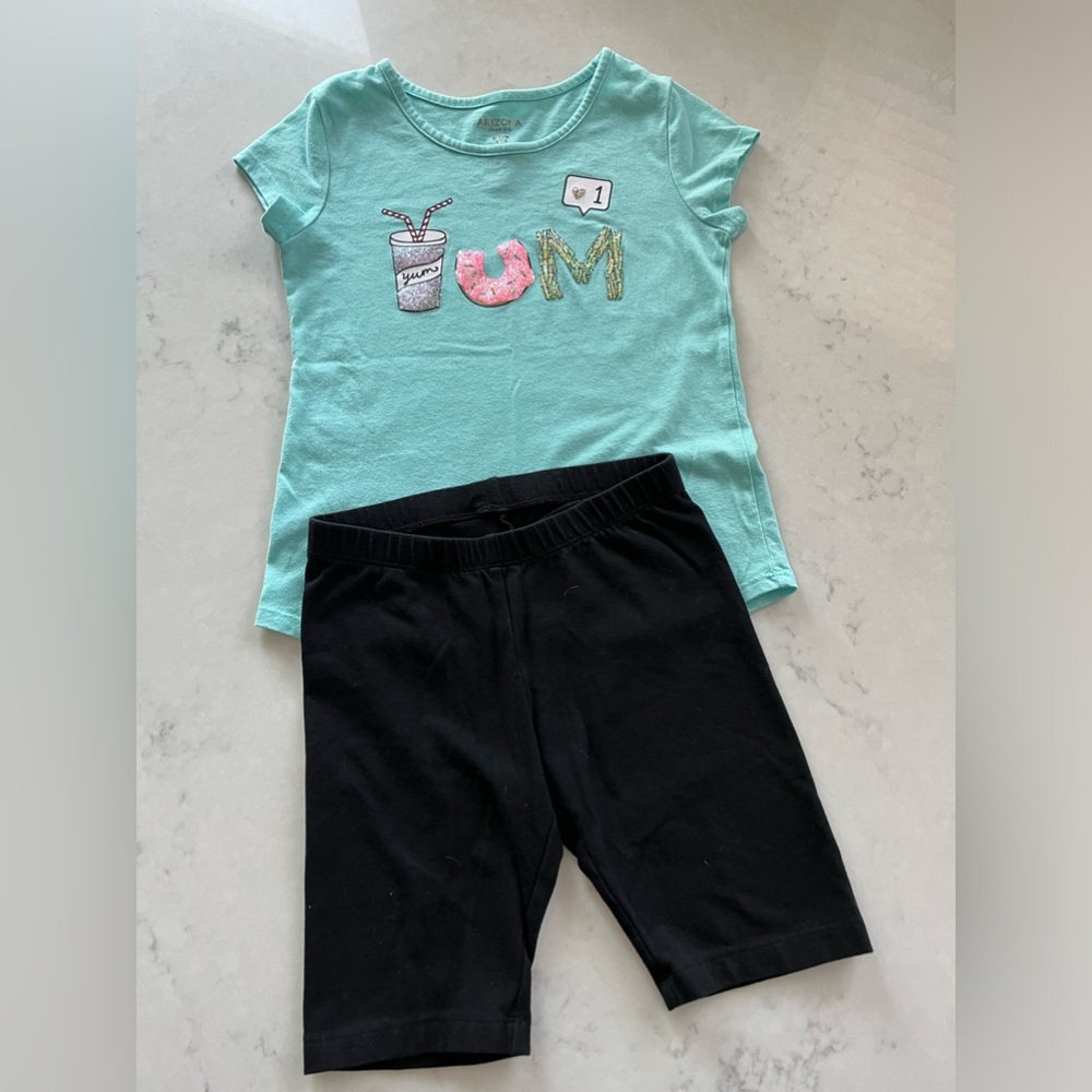 Outfit with sparkly design and short leggings